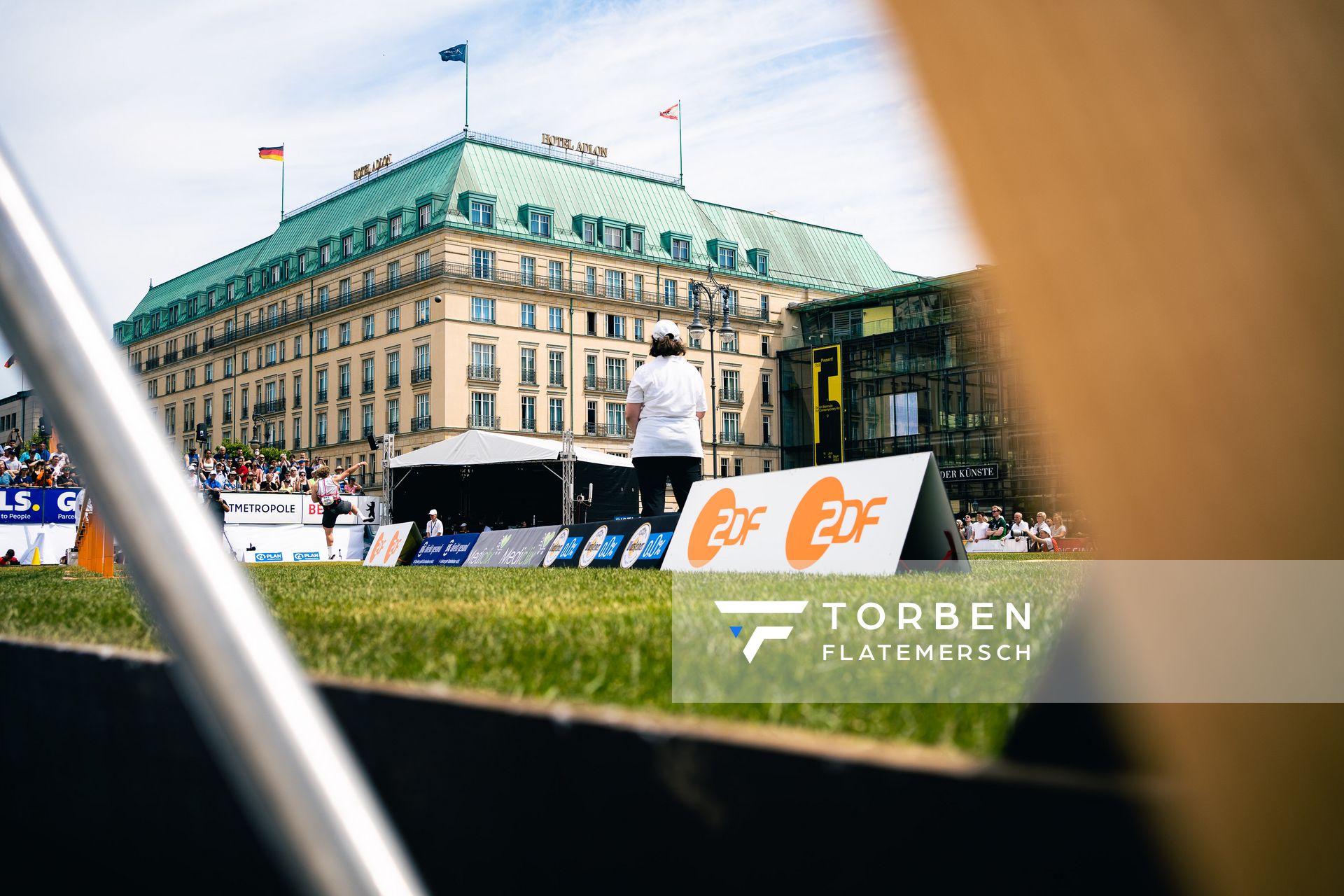 Silas Ristl (LAC Essingen) beim Kugelstossen waehrend der deutschen Leichtathletik-Meisterschaften auf dem Pariser Platz am 24.06.2022 in Berlin